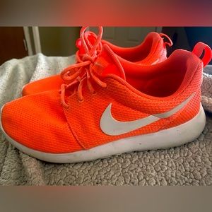 Nike roshe shoes. Womens
